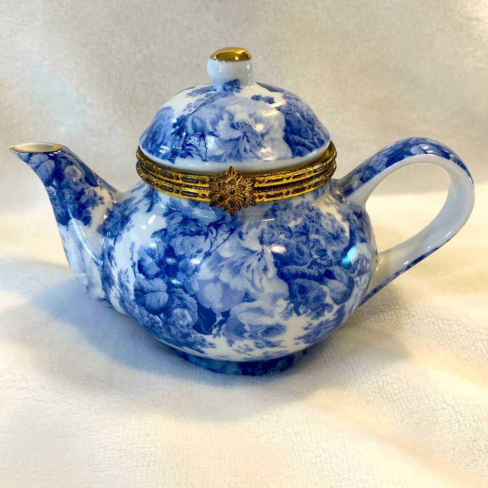 FORMALITIES BY BAUM BROS FLORAL BLUE, WHITE W/GOLD TRIM. PORCELAIN TRINKET BOX